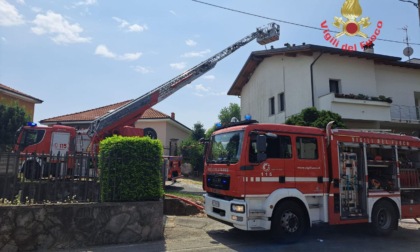 Fiamme sul tetto di una abitazione, intervengono i pompieri
