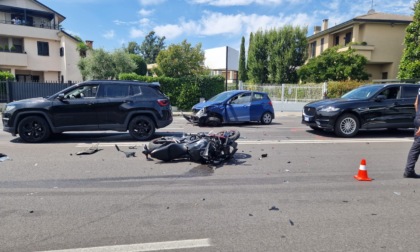Carambola con tre auto, paura per un motociclista