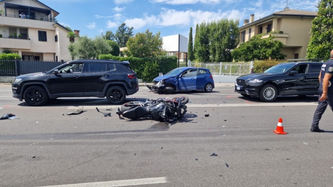Carambola con tre auto, paura per un motociclista