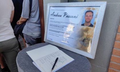 Giovane papà vinto dalla malattia, folla ai funerali: "E' stato un dono"
