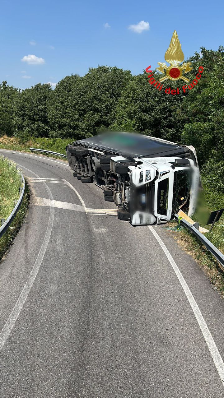 SS 36 mezzo pesante si ribalta Vigili del fuoco