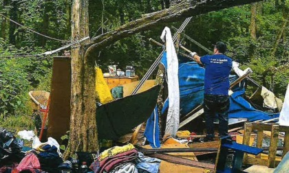 Abbattuto nel bosco il villaggio abusivo dei disperati