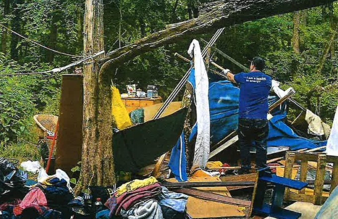 Abbattuto nel bosco il villaggio abusivo dei disperati