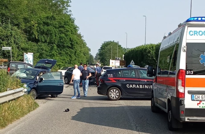 Schianto tra auto, ferite due ragazze