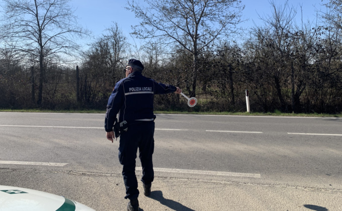 Agenti della Polizia locale in servizio in orario serale e notturno