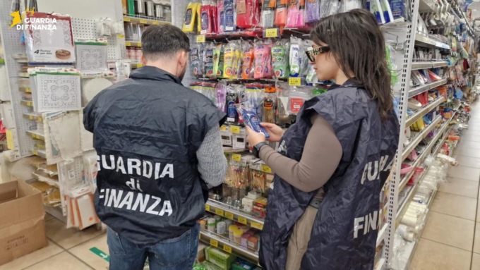 Sequestrati oltre 500 chili di fuochi d’artificio da un emporio