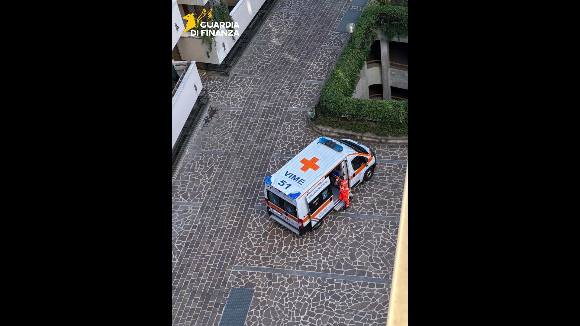 Monza Guardia di Finanza salva anziana che voleva buttarsi dal balcone