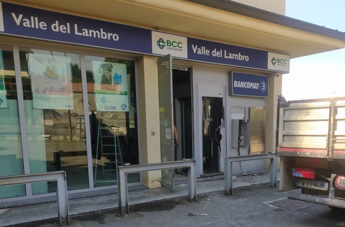 Boato nella notte a Montesiro, ladri fanno saltare il bancomat
