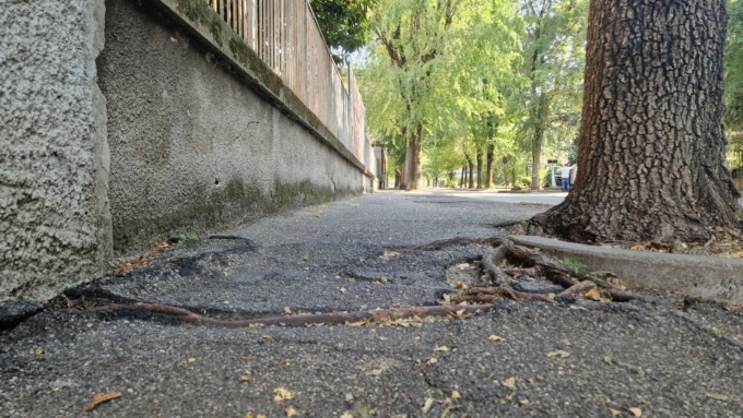 Marciapiede “killer” davanti al Centro Pensionati: «Sindaco, sistema le buche”