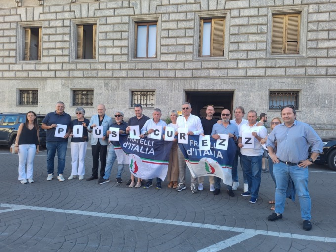 «Non sono maranza ma delinquenti»: sit-in sotto il Comune