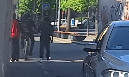 Ancora guerriglia urbana: le persone si rifugiano nei locali