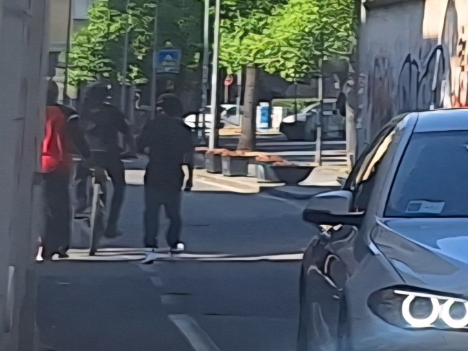 Ancora guerriglia urbana: le persone si rifugiano nei locali