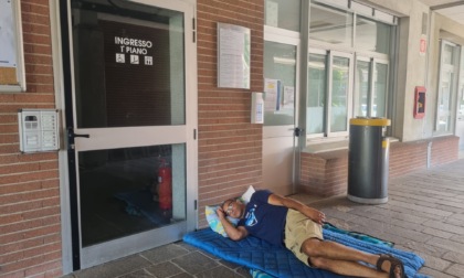 Senza casa si accampa davanti al Municipio