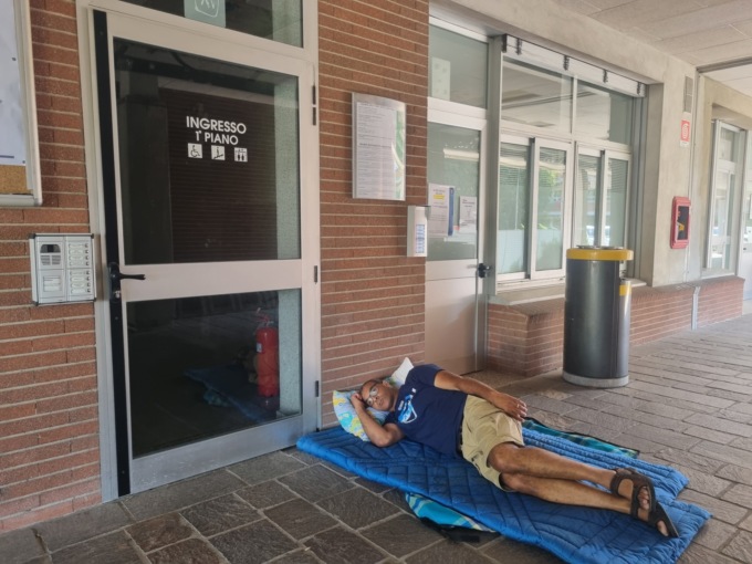 Senza casa si accampa davanti al Municipio