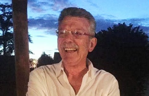 “Grazie di tutto prof”: l’ultimo saluto all’amato docente di matematica