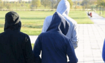 Schiamazzi, rifiuti abbandonati e qualche furto: sindaco e Polizia Locale convocano i baby vandali