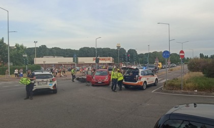 Schianto contro un'auto: motociclista ferito
