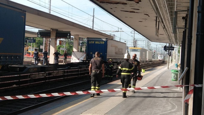 Un’altra tragedia in stazione: treni in tilt