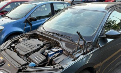 Auto cannibalizzate nella notte per i pezzi di ricambio