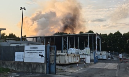 Incendio all'isola ecologica di Santa Margherita