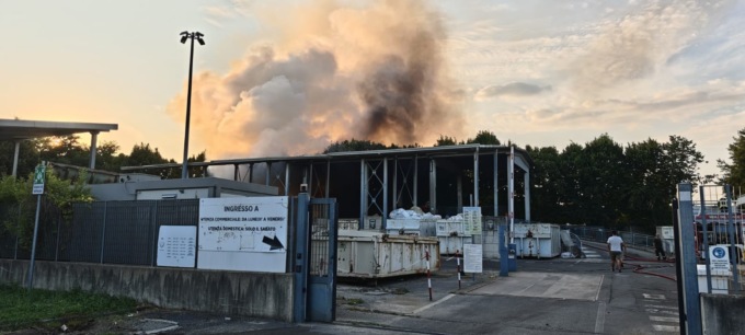 Incendio all’isola ecologica di Santa Margherita