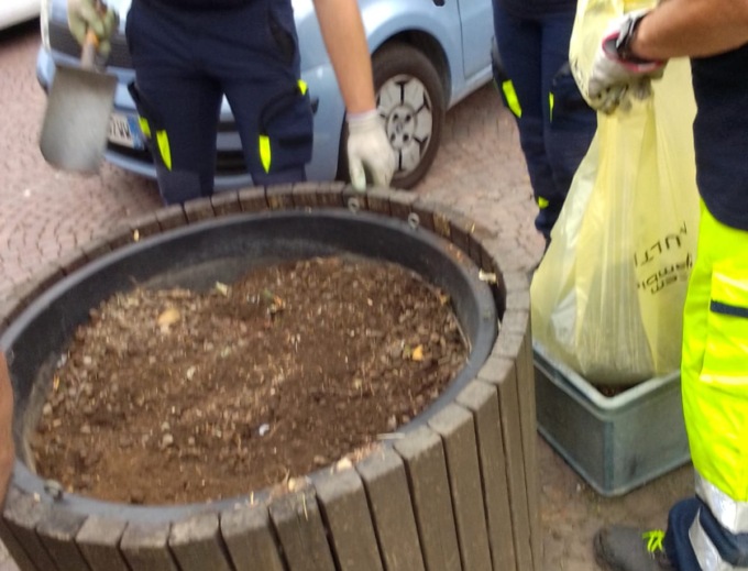 Rifiuti biologici e siringhe trovati nelle fioriere di piazza della Chiesa