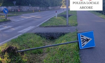Abbattono paletti, cartelli stradali e scardinano cestini dei rifiuti: presi grazie alla telecamere
