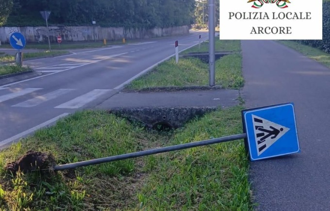 Abbattono paletti, cartelli stradali e scardinano cestini dei rifiuti: presi grazie alla telecamere