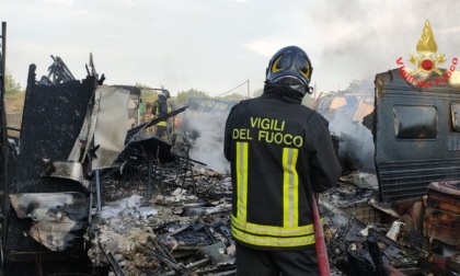 A fuoco roulotte e baracche, niente scampo per alcuni cani