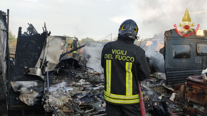 A fuoco roulotte e baracche, niente scampo per alcuni cani