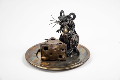 L'opera "Mouse With Cheese" esposta alla Biennale di Londra