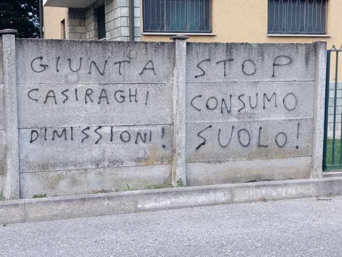 “Dimissioni”: scritta “ingiuriosa” contro la Giunta di Biassono