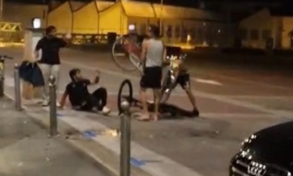 Guerriglia urbana, pestato a sangue dai maranza per una cassa