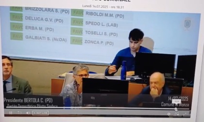 Consiglio comunale infuocato e parte uno "stronz.."