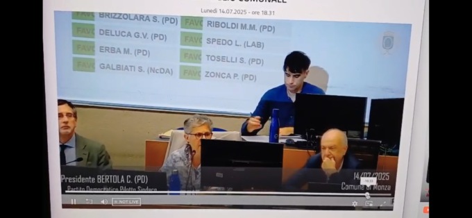 Consiglio comunale infuocato e parte uno “stronz..”