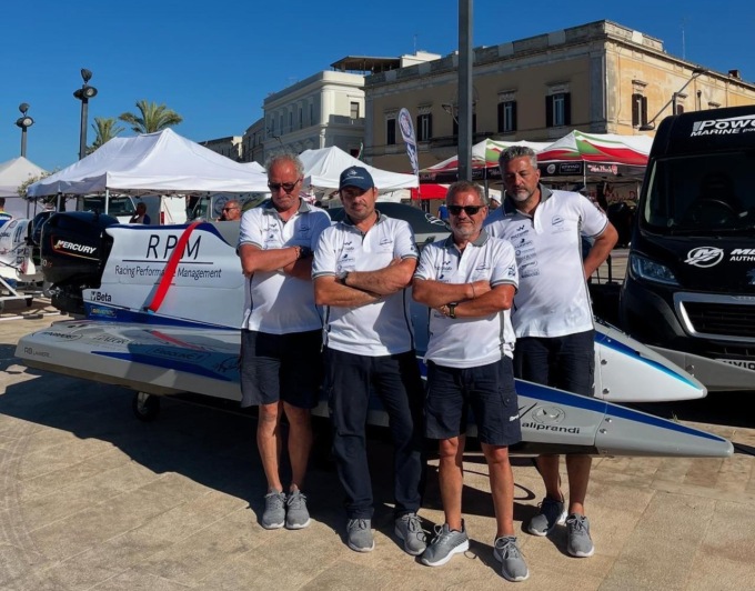 Il team dell’imprenditore sul podio di Brindisi