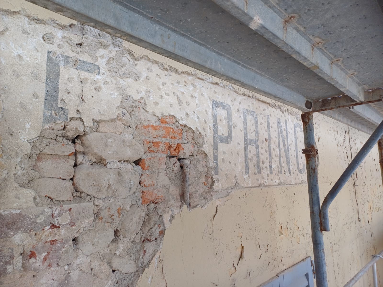 Vimercate facciata Palazzo Trotti scritta asilo infantile