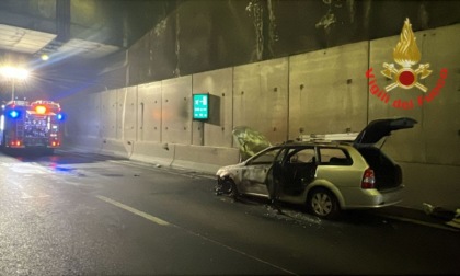 Auto in fiamme nel tunnel: conducente in ospedale