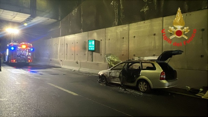 Auto in fiamme nel tunnel: conducente in ospedale