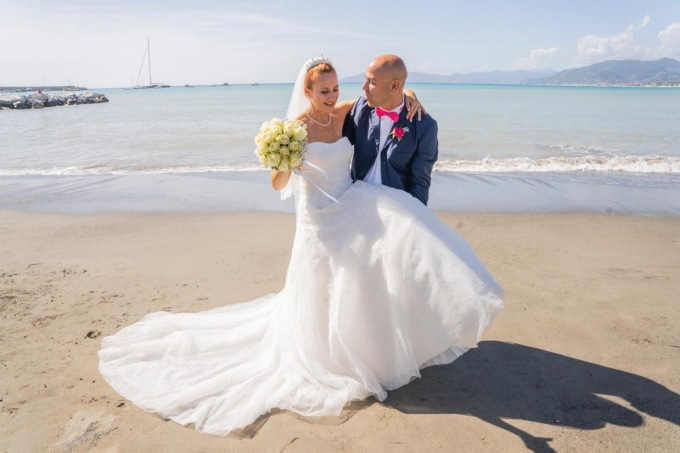 Muore per un malore sulla stessa spiaggia in cui si era sposato