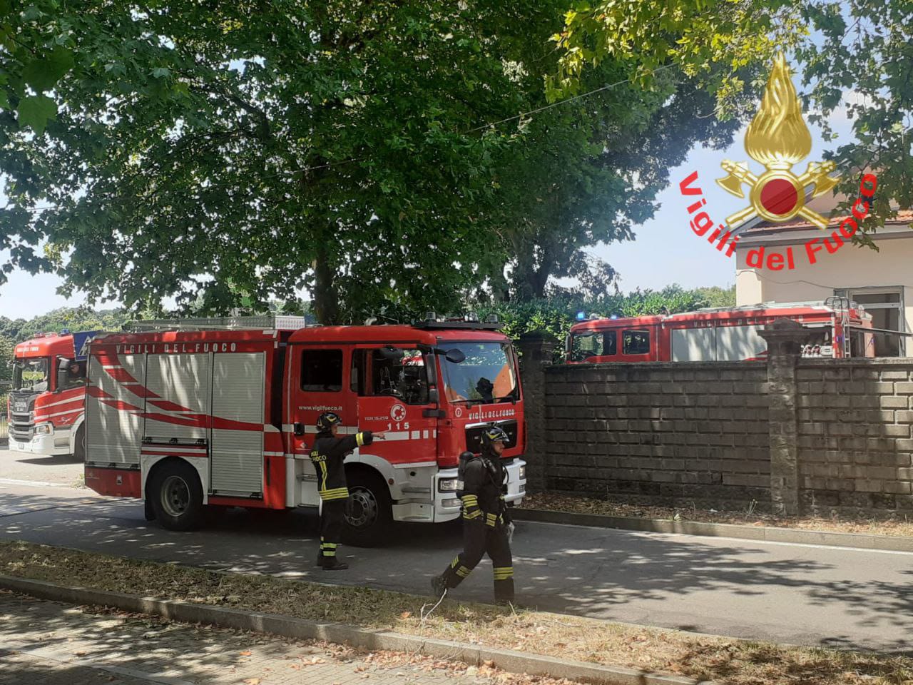 Limbiate incendio deposito via Garibaldi