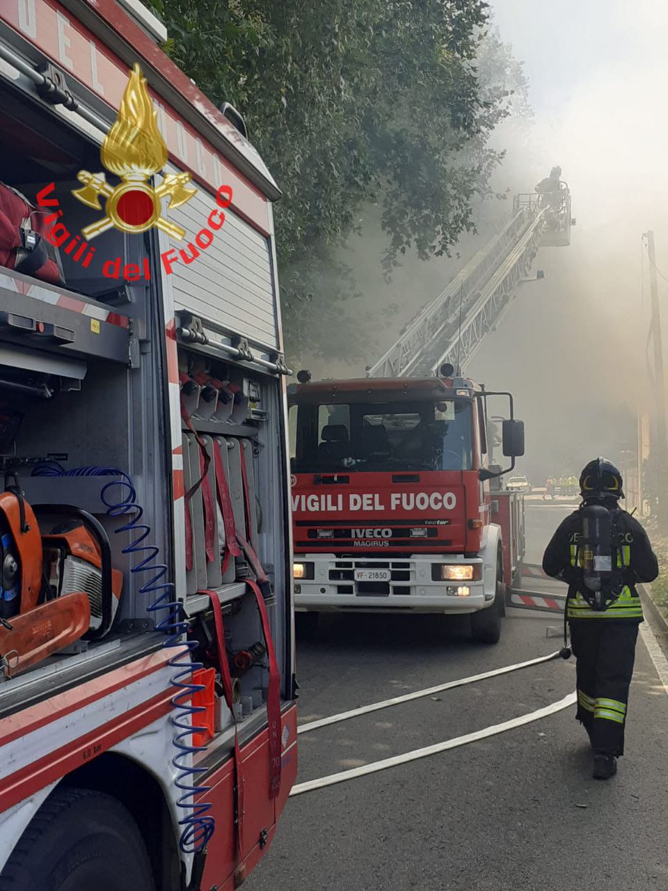 Limbiate incendio deposito via Garibaldi