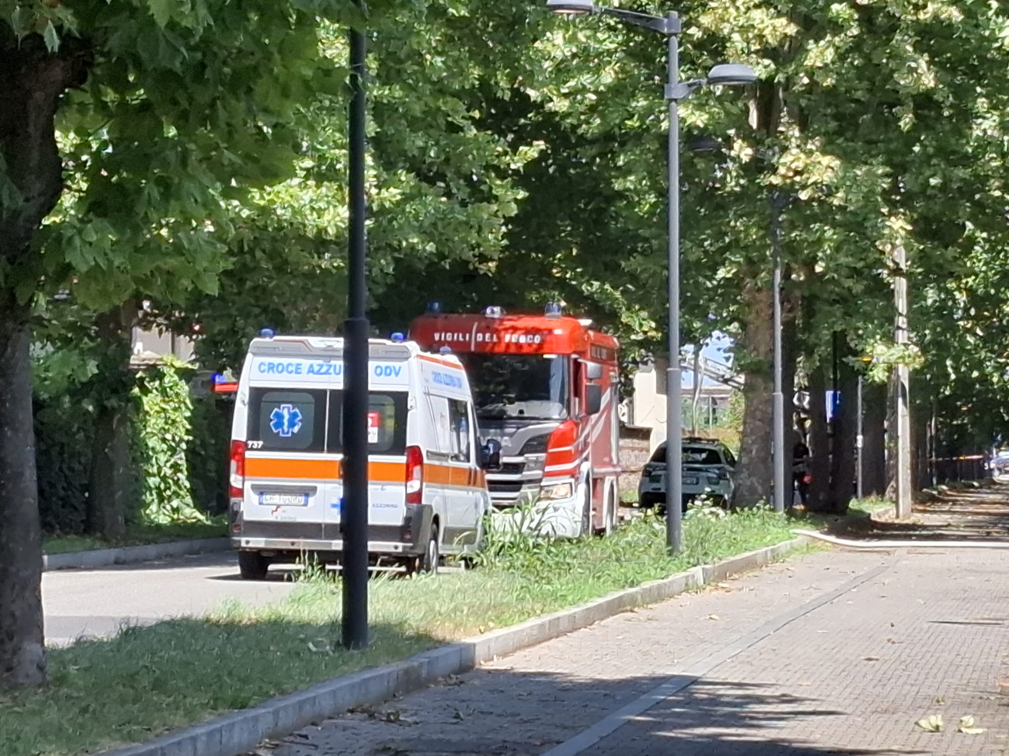 Limbiate incendio deposito via Garibaldi