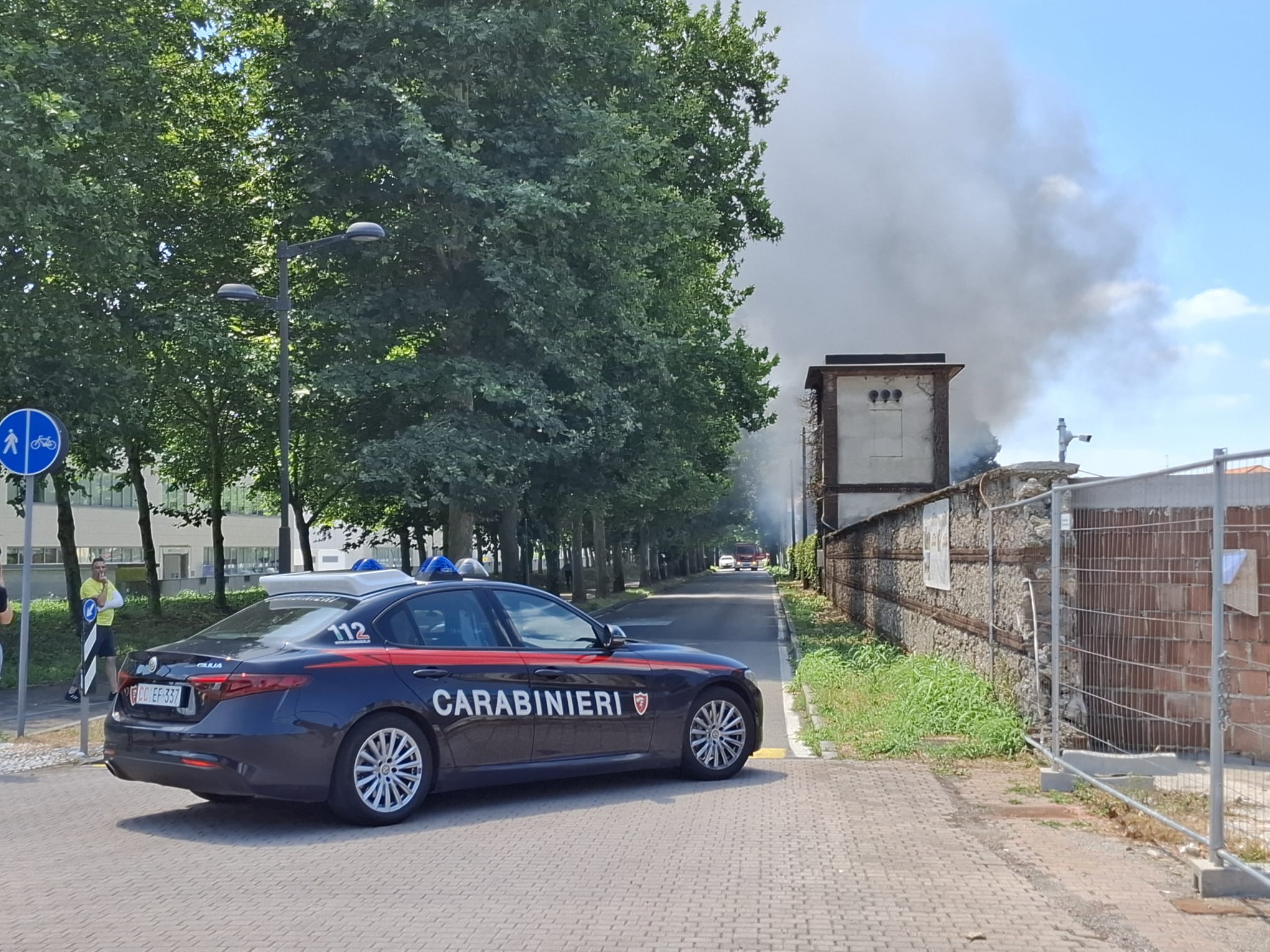 Limbiate incendio deposito via Garibaldi