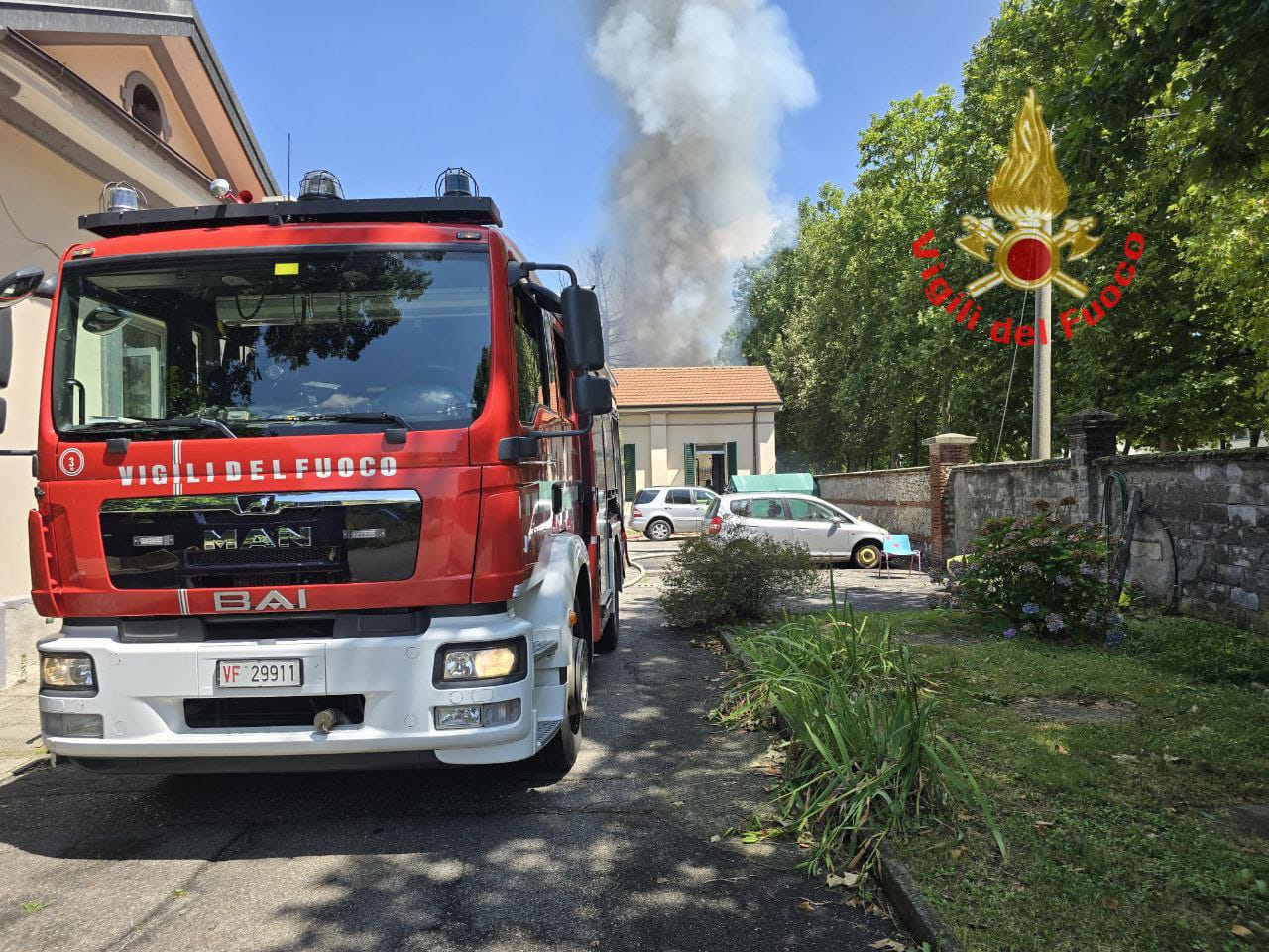 Limbiate incendio deposito via Garibaldi
