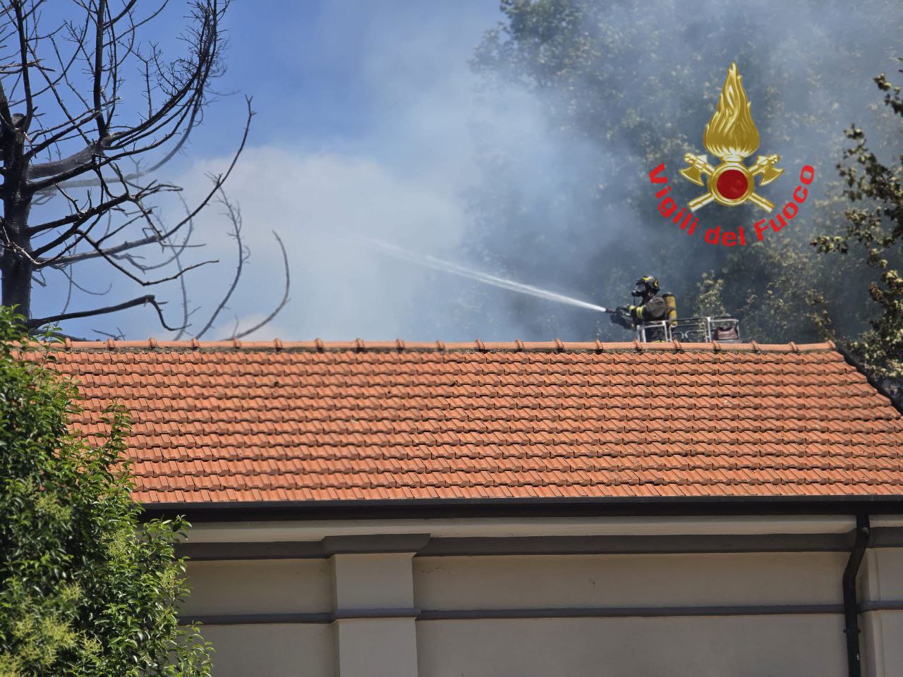 Limbiate incendio deposito via Garibaldi