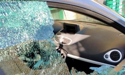 Strage di finestrini in centro paese, vandalizzata una decina di auto