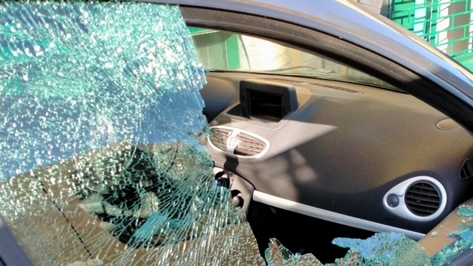 Strage di finestrini in centro paese, vandalizzata una decina di auto