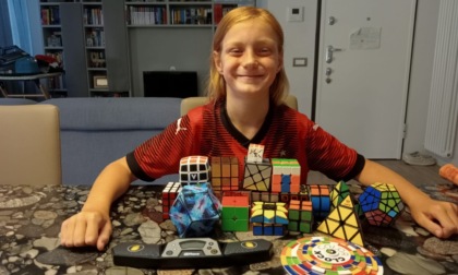 A dieci anni risolve il cubo di Rubik in trenta secondi