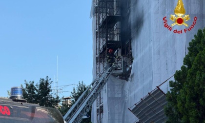 Incendio in via Bramante da Urbino: la palazzina si conferma inagibile